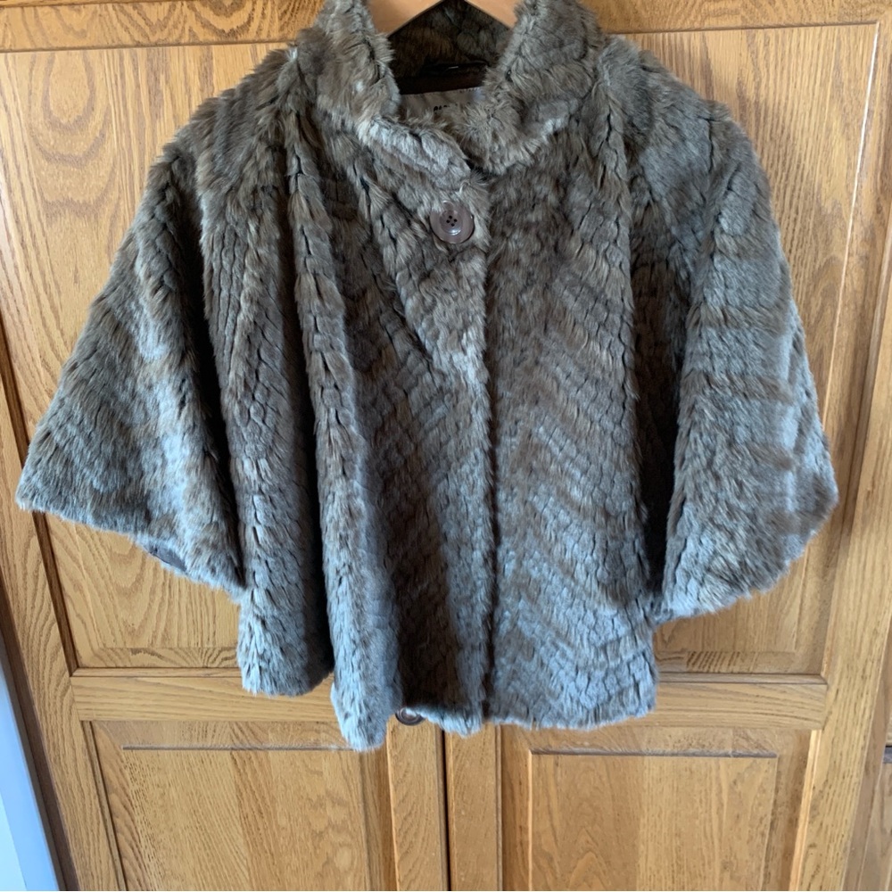 Sisters Outerwear Gray Faux Fur Women's Capelet